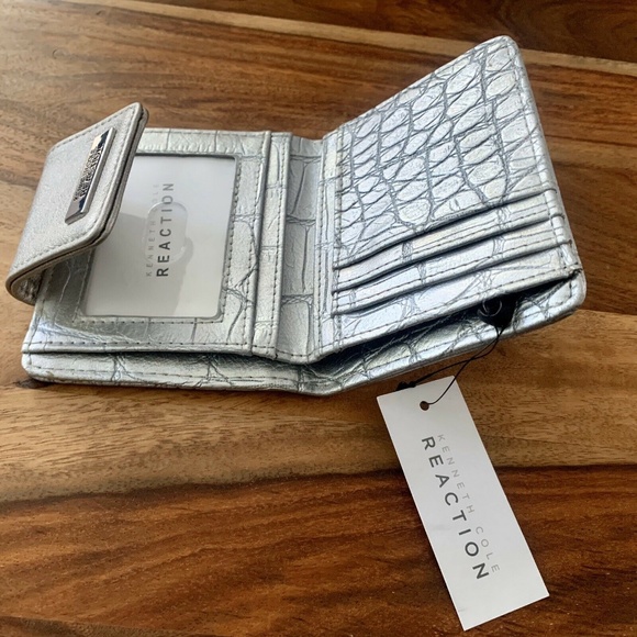 Kenneth Cole Reaction Silver Faux Leather Embossed Croc Logo Plate Bifold Wallet - Picture 5 of 12